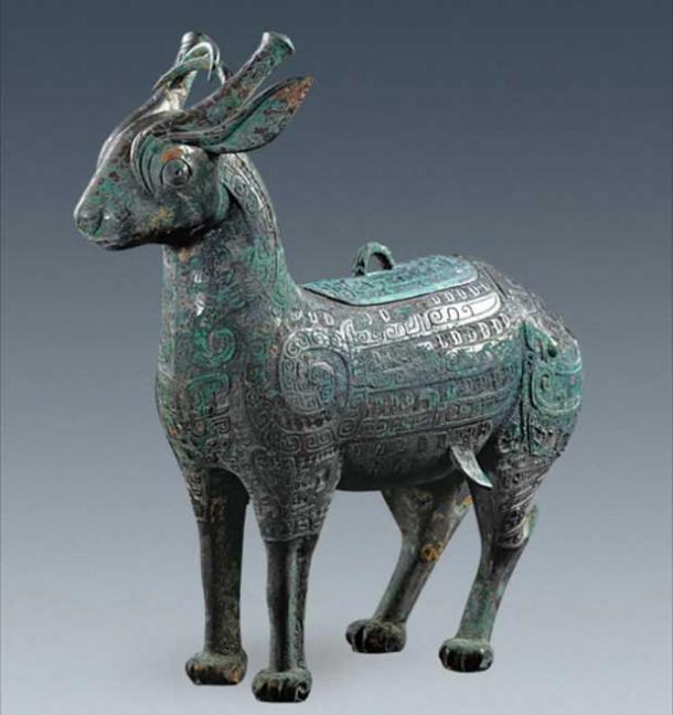 L'une des trouvailles les plus originales est ce porte-vin en forme de cerf, illustrant le haut niveau de compétence des Chinois dans le travail des métaux de l'âge du bronze.