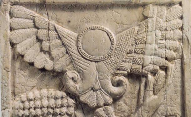 Le disque ailé assyrien. Un des nombreux glyphes similaires représentant des divinités qui sont apparus dans le monde entier après l'apparition de la comète en 1486 avant J.-C.