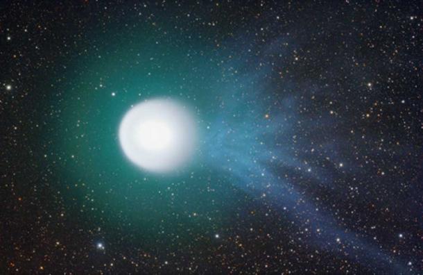 La comète 17P/Holmes et sa queue bleue ionisée. Image représentative.