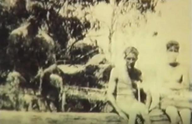 La mystérieuse photographie prise par Rich Jones à Batlow, en Nouvelle-Galles du Sud, que certains disent être un Yowie (1932) 
