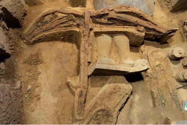 L'arbalète ancienne la plus complète à ce jour a été découverte dans la fosse d'armée en terre cuite n°1 à Xi'an, dans la province du Shaanxi. Crédit : Chinanews.com