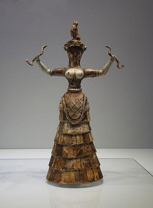 Statue d'une déesse serpentine ou prêtresse minoenne. 
