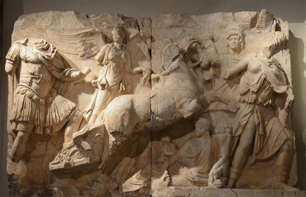Frise en relief du monument parthien représentant l'apothéose de Lucius Verus. Lucius Verus est représenté sur le char d'Hélios conduit par Nike (Victoire) qui le conduit par la main. (Carole Raddato / CC BY-SA 2.0)