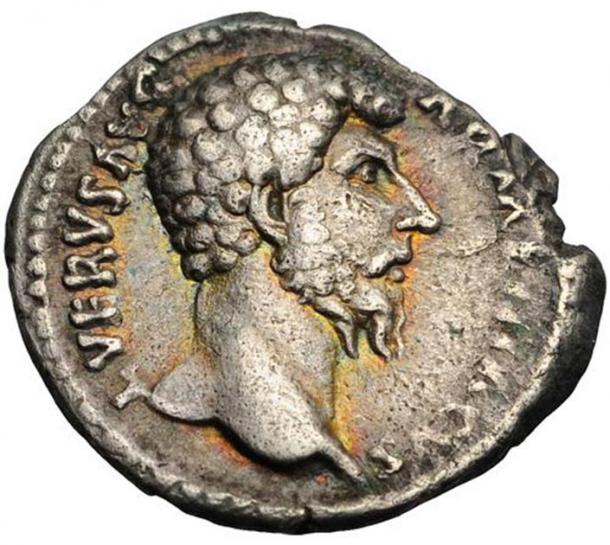 Dénarius, pièce romaine standard en argent, de Lucius Verus. Inscription : L. VERVS AVG. ARMENIACVS. (Rasielsuarez / CC BY-SA 3.0)