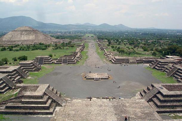Vue de l'Avenue des Morts et de la Pyramide du Soleil, depuis la Pyramide de la Lune, Teotihuacan. 