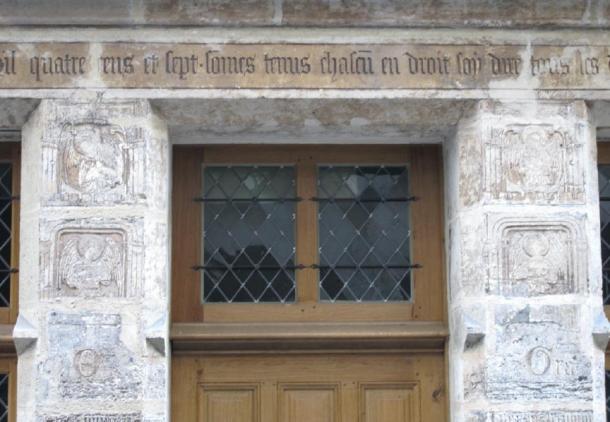 Façade du rez-de-chaussée et vue détaillée de son inscription et des montants de porte de la Maison Nicolas Flamel. (Tangopaso / Domaine public)