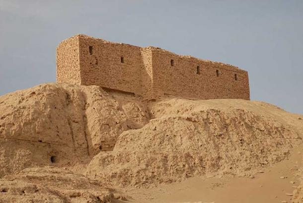 Ruines d'une plate-forme de temple à Nippur - la structure en brique du sommet a été construite par des archéologues américains vers 1900.