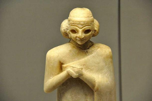 Statue d'une femme sumérienne vers 2400 av.