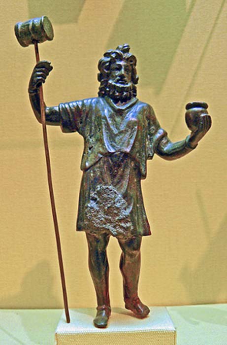 Statue de Sucellos, Bouches-du-Rhône, France. (CC BY-SA 3.0) Dagda et son homologue Sucellos