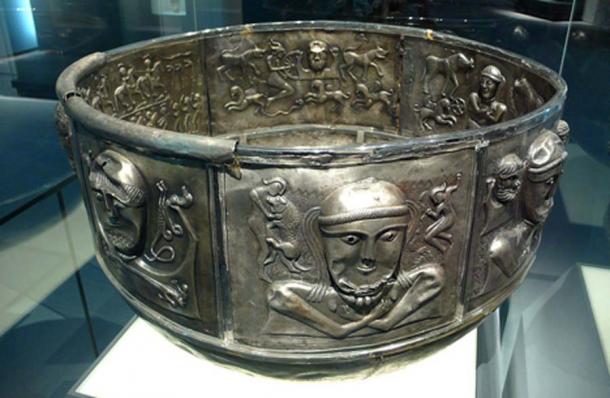 Un chaudron celtique en argent vers 150 av. Art des Celtes, Musée historique de Berne. ( CC BY-SA 2.0 )