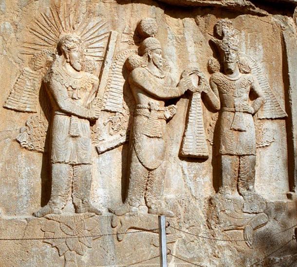 Mithra (à gauche) dans une sculpture d'investiture du 4e siècle à Taq-e Bostan, dans l'ouest de l'Iran.