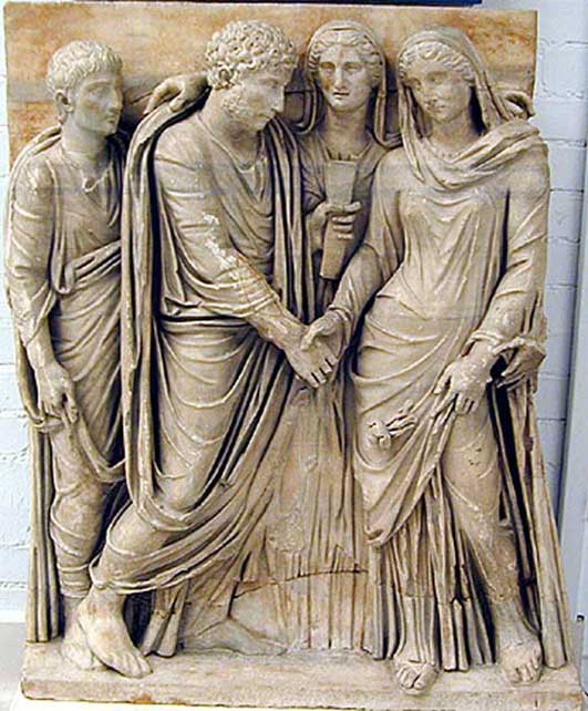 Fragment de face d'un sarcophage montrant une cérémonie de mariage romain. ( CC BY SA 4.0 ) Des mariages notables sont également mentionnés dans les Acta Diurna.