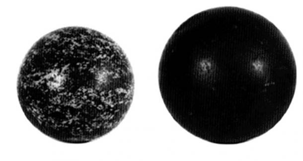 Figure 13. Deux sphères de pierre trouvées en Irlande