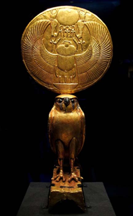 Dieu Horus en faucon soutenant le disque solaire au nom de Toutankhamon. (Siren-Com / CC BY-SA 4.0)