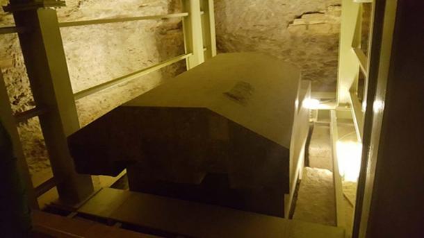 Un des cercueils en granit du Serapeum, Saqqara, Egypte. (Ovedc/CC BY SA 4.0)