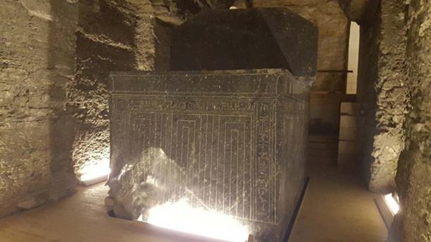 Un des sarcophages du Serapeum à Saqqara, en Égypte. (Ovedc/CC BY SA 4.0)