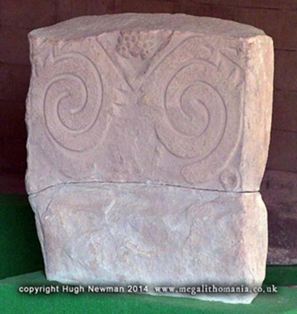 Figure 8. Double spirale sur un bloc au musée de Tiwanaku
