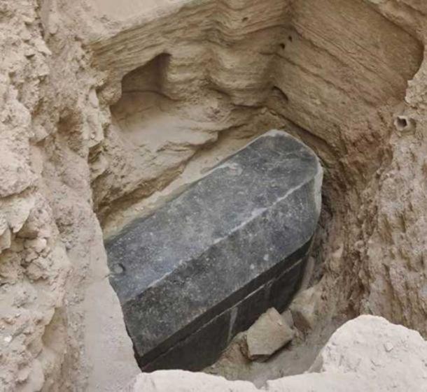 Le sarcophage noir est peut-être le plus grand jamais découvert à Alexandrie. ( Ministère des Antiquités )