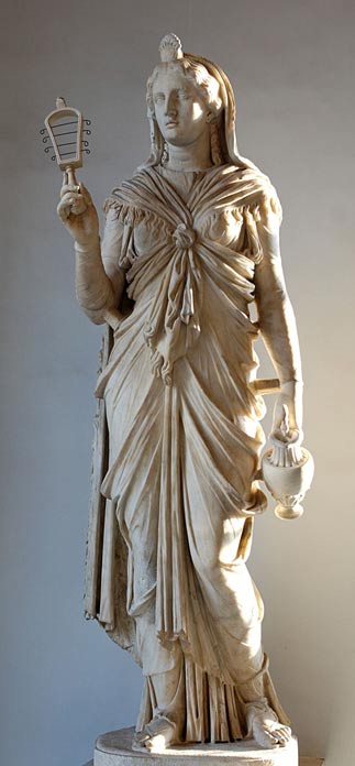 Roman Isis tenant un sistre et un oinochoe et portant un vêtement noué avec un nœud caractéristique, du temps d'Hadrien (117-138 après J.-C.).