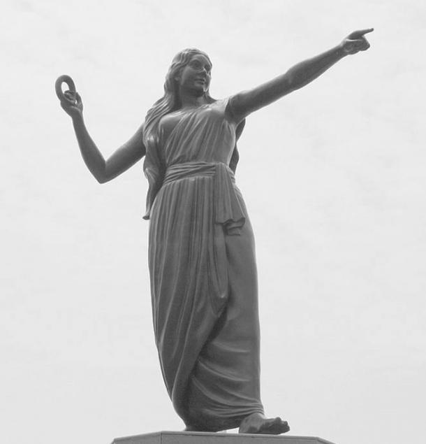 Kannagi est la figure centrale de l'épopée Silapathikaram et est vénérée comme la déesse Pattini au Sri Lanka. Statue à Marina Beach, Chennai.