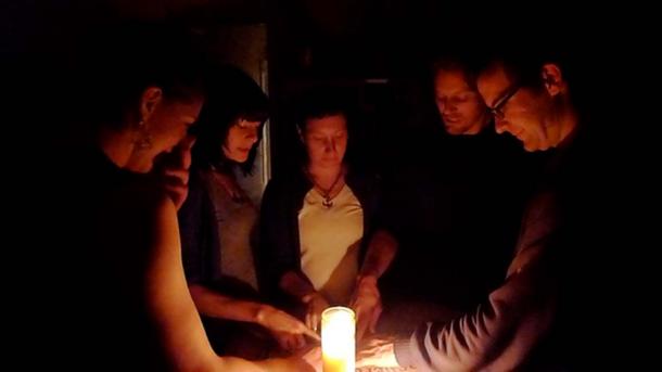 Participants à un jeu de Ouija