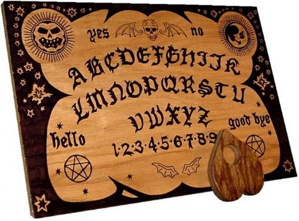 Une planche de Ouija anglaise avec Planchette