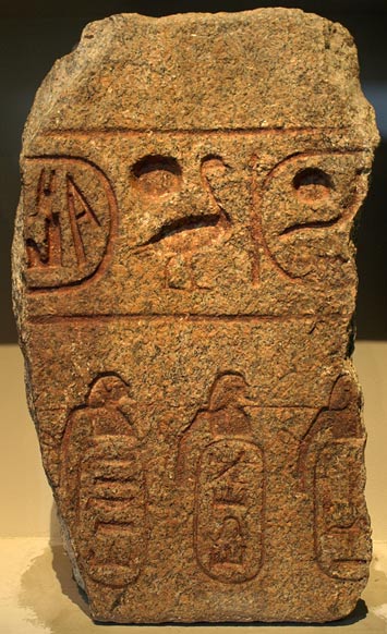 Bloc de granit mentionnant le Meshwesh (rangée du bas, au milieu) parmi les populations étrangères capturées pendant le règne de Ramsès II. British Museum. 