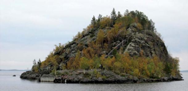 Ukonkivi, le rocher d'Ukko, dans le lac Inariin, en Laponie, Finlande. Ukonkivi était un lieu saint pour les Sami locaux. Des trouvailles archéologiques, apparemment des offrandes, ont été trouvées sur le site. (Bff / CC BY-SA 3.0)