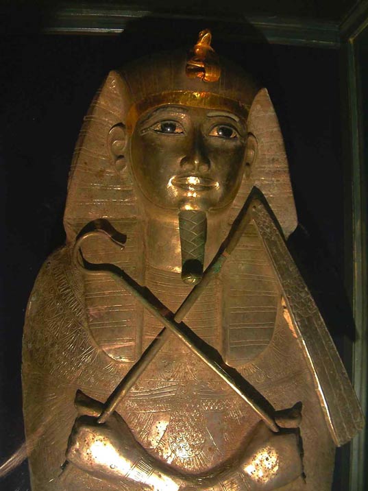Fig 3. Le magnifique sarcophage en argent massif de Psusennes ou du roi David, qui est presque unique en Égypte, et qui démontre la grande richesse et l'influence de cette dynastie.