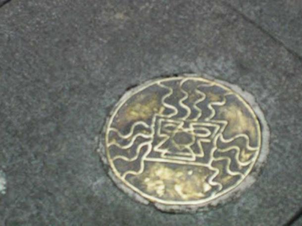 La plaque de bronze qui a été volée. (Métro Kitu)