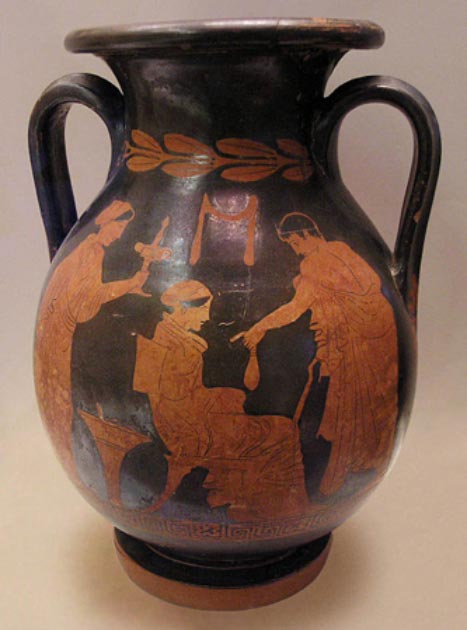 Jeune donnant un sac à main à une hétaïre (courtisane) assise. Derrière elle se tient une jeune femme portant un plèmochoe (vase de toilette). Pélican attique à figures rouges (vase à vin) de Polygnotos, vers 430 av. De Kameiros, Rhodes. (Marsyas/CC BY SA 2.5)