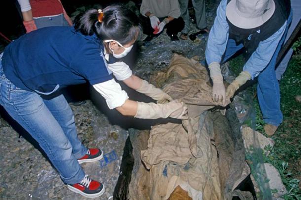 Des archéologues de la ville d'Andong, en Corée du Sud, déballent un tissu recouvrant la momie d'Eung-tae, membre de l'ancien clan coréen Goseong Yi, datant du XVIe siècle. 