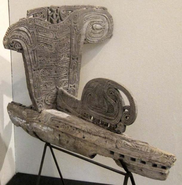 Proue de canoë, panneau d'éclaboussure (rajim) et panneau d'extrémité (tabuya), Papouasie-Nouvelle-Guinée, région de Massim, probablement les îles Trobriand, bois sculpté en relief, Honolulu Museum of Art. (CC0)