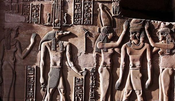 Ce relief du temple de Kom Ombo montre Sobek. L'ankh dans sa main représente son rôle de guérisseur osirien et sa couronne est une couronne solaire associée à l'une des nombreuses formes de Râ.