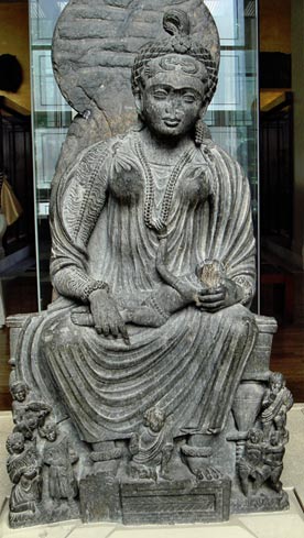 Hariti avec enfant. Gandhara, IIe-IIIe siècle, aujourd'hui au British Museum. 