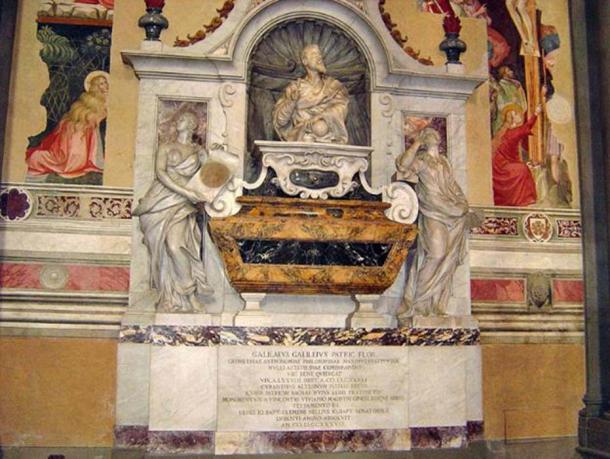 Tombeau de Galileo Galilei à Santa Croce, Florence, Italie. Stephen Hawking est né le jour même de la mort de Galilée, 300 ans plus tard - une étrange coïncidence historique ? (stanthejeep/CC BY SA 2.5)