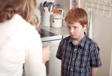 Comment discipliner correctement un enfant pour avoir juré