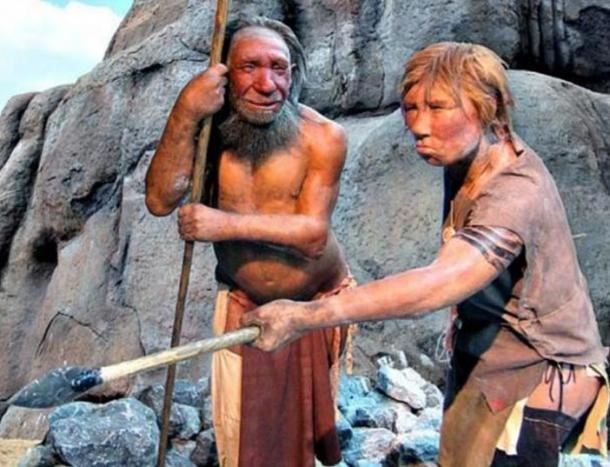 Modèles d'un homme et d'une femme de Néandertal. Musée de l'homme de Néandertal, 