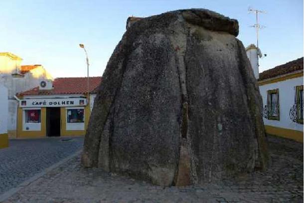 L'Église a détruit de nombreux dolmens mais a déclaré d'autres sites sacrés, comme celui-ci à Pavie, au Portugal. Notez le 