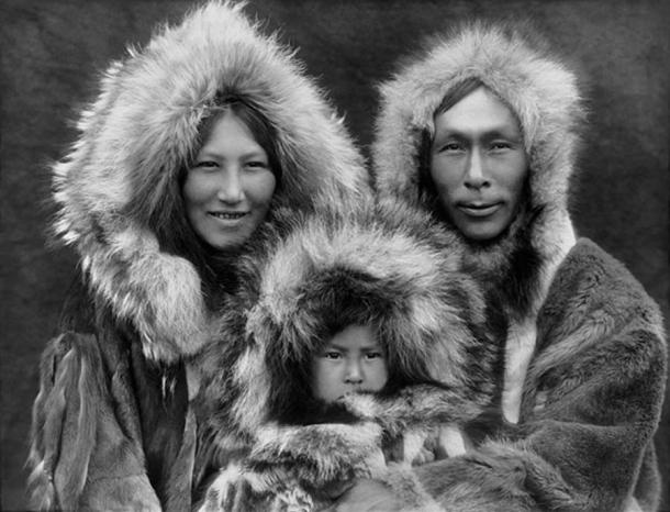 Une famille d'Iñupiat de Noatak, Alaska, 1929 - par Edward S. Curtis. 