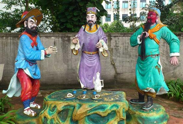 Statues de (à partir de la gauche) Zhang Fei, Liu Bei et Guan Yu à la Villa Haw Par, Singapour. (CC BY SA 4.0)
