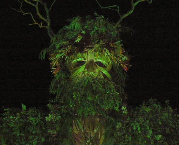 Sculpture de l'homme vert au festival.