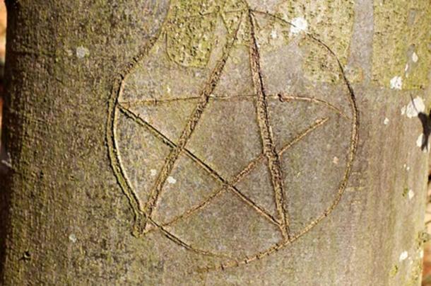 Une image en forme de pentagramme a été trouvée sur le corps. 
