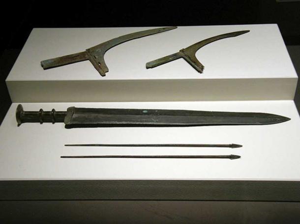 Armes en terre cuite : Lames de hache poignard, épées et arbalètes