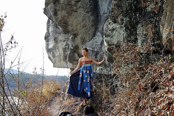 Femme coréenne posant près d'une falaise de la ville d'Andong où le poème a été trouvé.