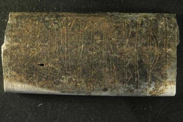La plaque osseuse de 3,8 cm sur 1,8 cm avait été brûlée et s'était détériorée après plus de 1 000 ans de présence dans le sol.