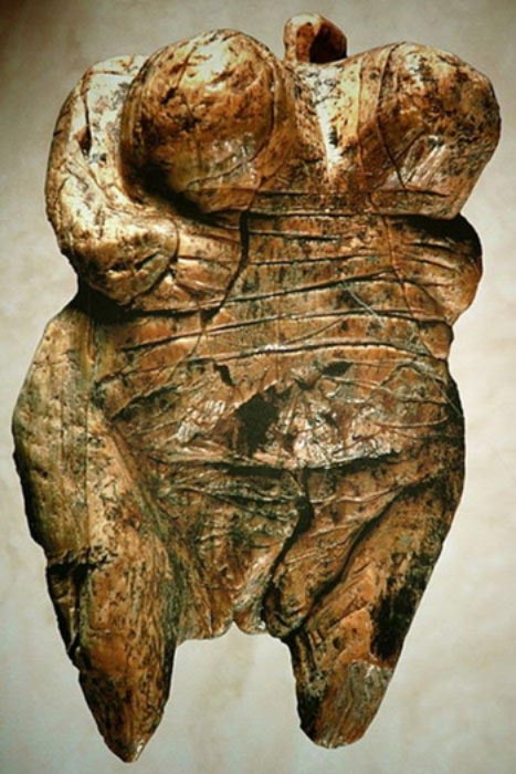 Vénus de Hohlefels, la plus ancienne figurine de Vénus, période paléolithique, ivoire de mammouth. (Ramessos /CC BY SA 3.0)