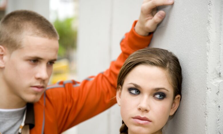 Signes d'une relation émotionnellement abusive avec un adolescent