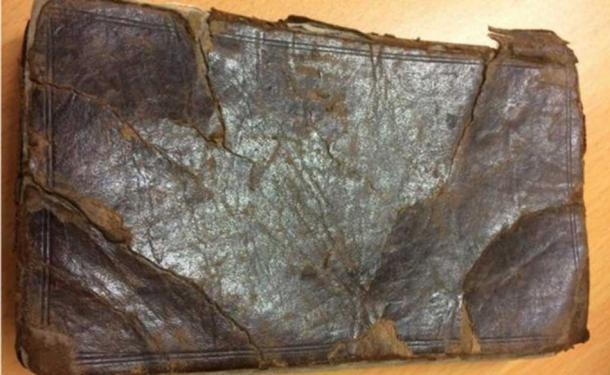 Le livre, qui date de 1720, est relié en cuir. (Image : Les commissaires-priseurs de Hanson)