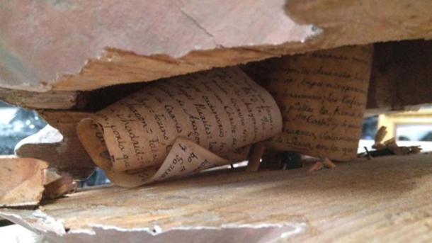 Le document a été trouvé caché sous le pagne en bois de la statue.
